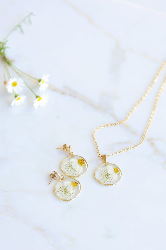 Dried Daisy flower & white  Gypsophila in Resin and 18K Gold Plated Jewelry lace | Round shaped | Botanical jewelry
