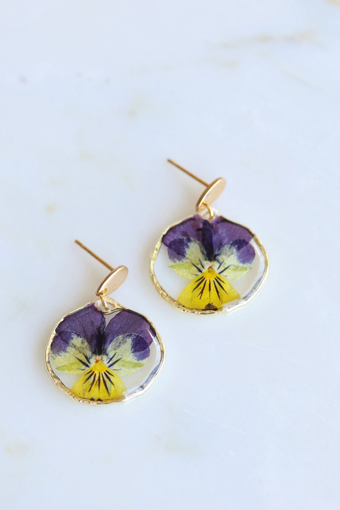 Dried purple Pansy flower in Resin | 18K Gold Plated | Round shaped | Botanical jewelry