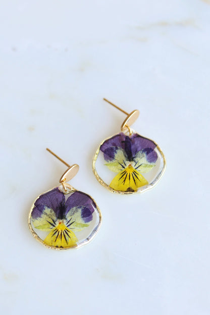 Dried purple Pansy flower in Resin | 18K Gold Plated | Round shaped | Botanical jewelry