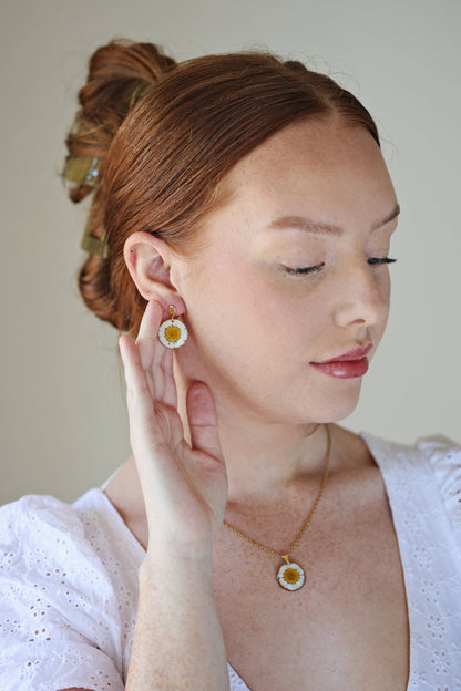 Pressed Round Dried Daisy Flower | Necklace and Earrings Botanical Jewelry | 18K Gold plated metal | Stainless steel