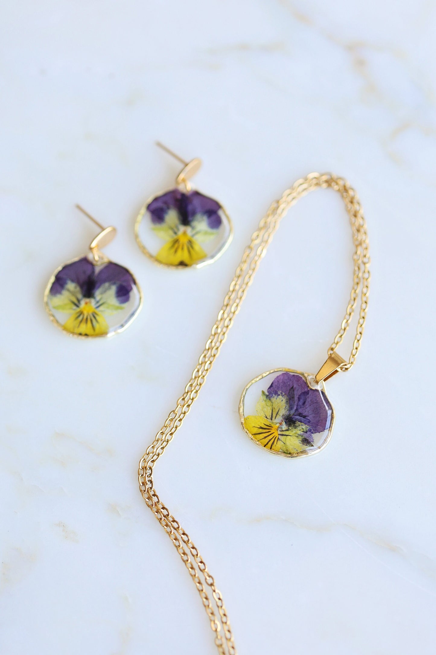 Dried purple Pansy flower in Resin | 18K Gold Plated | Round shaped | Botanical jewelry