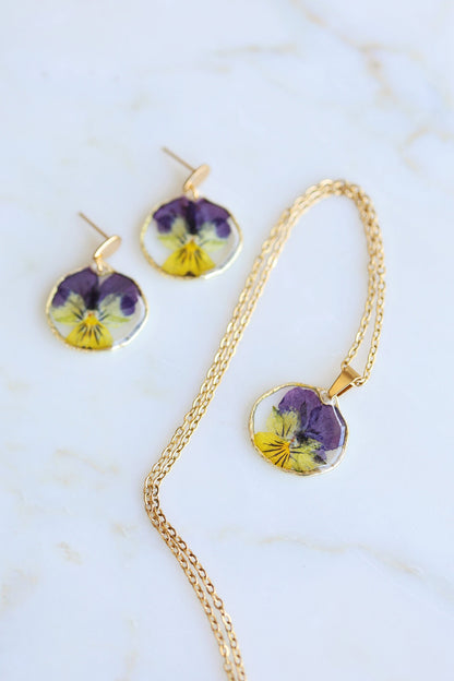 Dried purple Pansy flower in Resin | 18K Gold Plated | Round shaped | Botanical jewelry