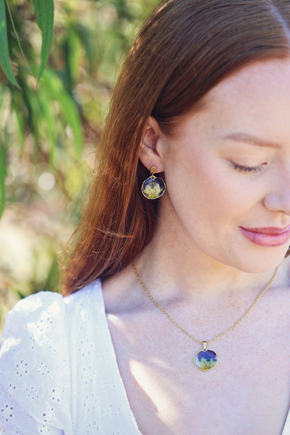 Dried purple Pansy flower in Resin | 18K Gold Plated | Round shaped | Botanical jewelry