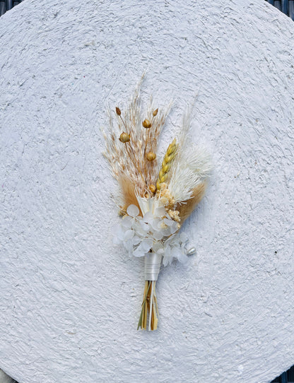 Complete your wedding look with this beautiful boutonnière. With dried flowers for a timeless look, it's easy to pin it onto the groom's jacket or pocket and will stand out in all of your wedding photos.

 
