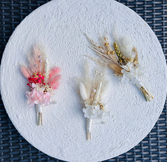 Complete your wedding look with this beautiful boutonnière. With dried flowers for a timeless look, it's easy to pin it onto the groom's jacket or pocket and will stand out in all of your wedding photos.

 