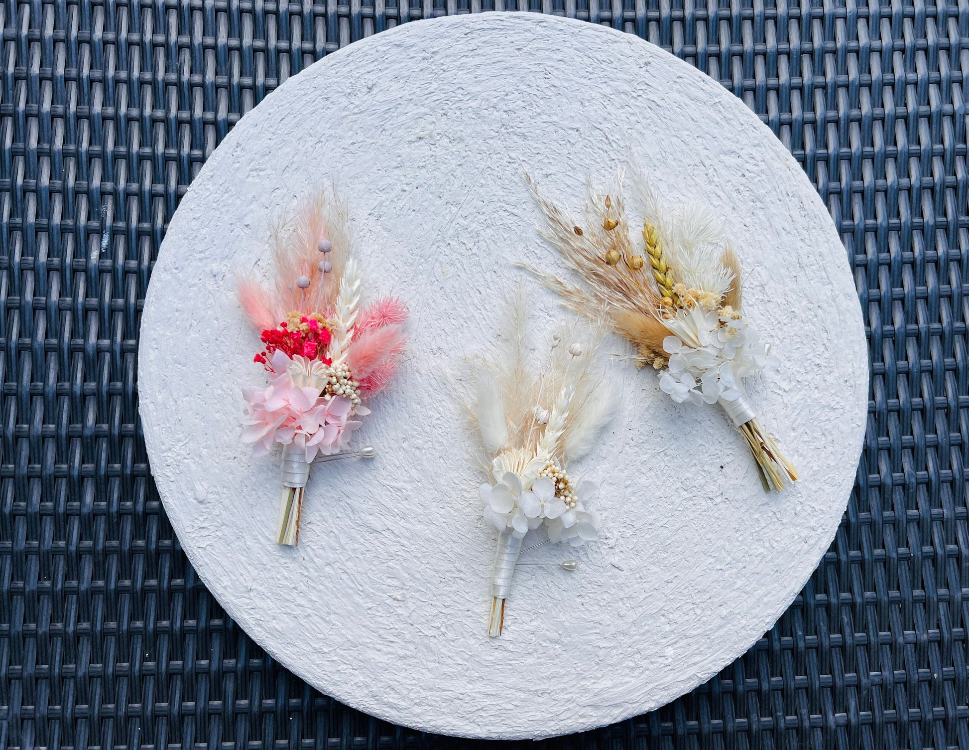 Complete your wedding look with this beautiful boutonnière. With dried flowers for a timeless look, it's easy to pin it onto the groom's jacket or pocket and will stand out in all of your wedding photos.

 