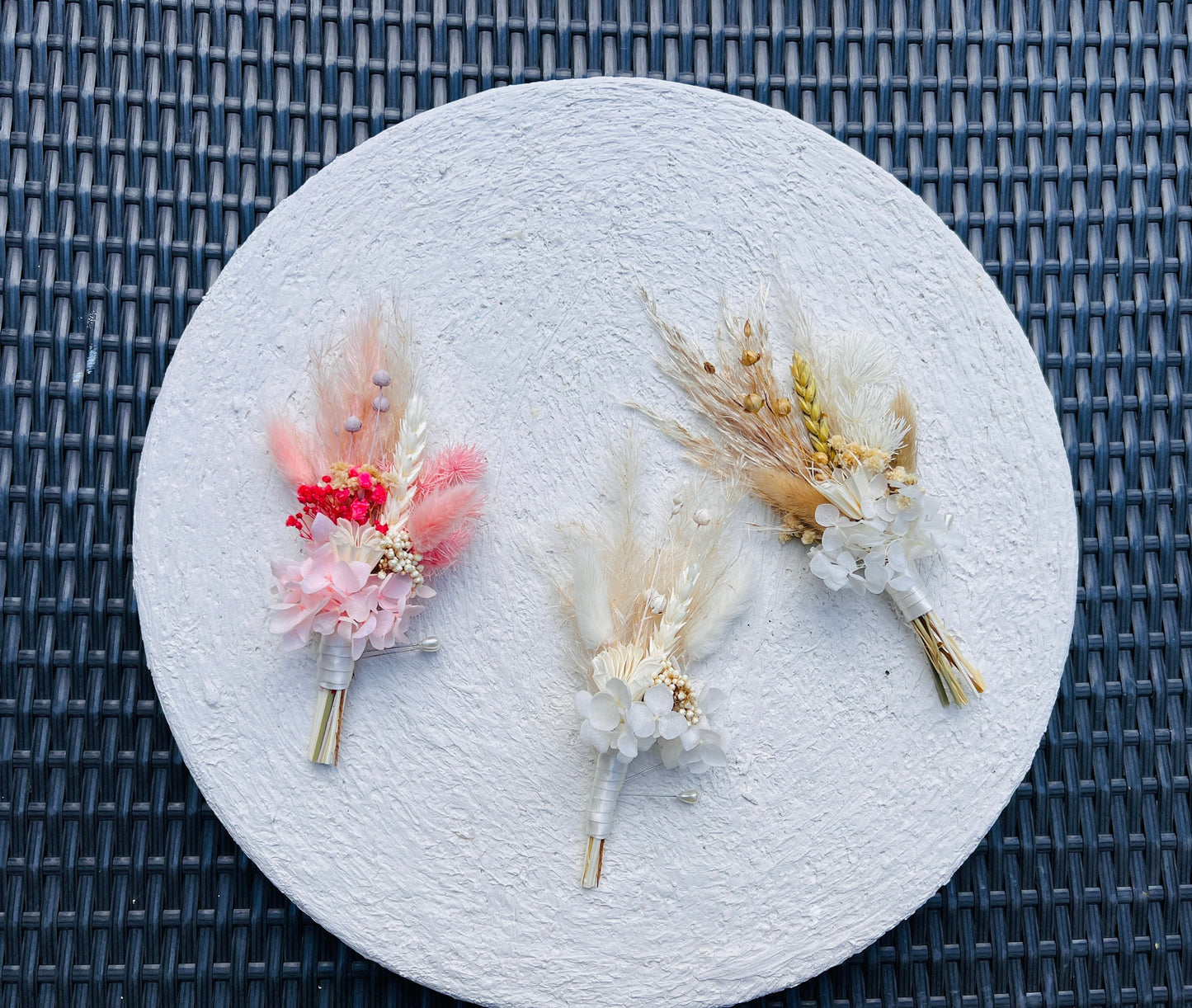 Complete your wedding look with this beautiful boutonnière. With dried flowers for a timeless look, it's easy to pin it onto the groom's jacket or pocket and will stand out in all of your wedding photos.

 