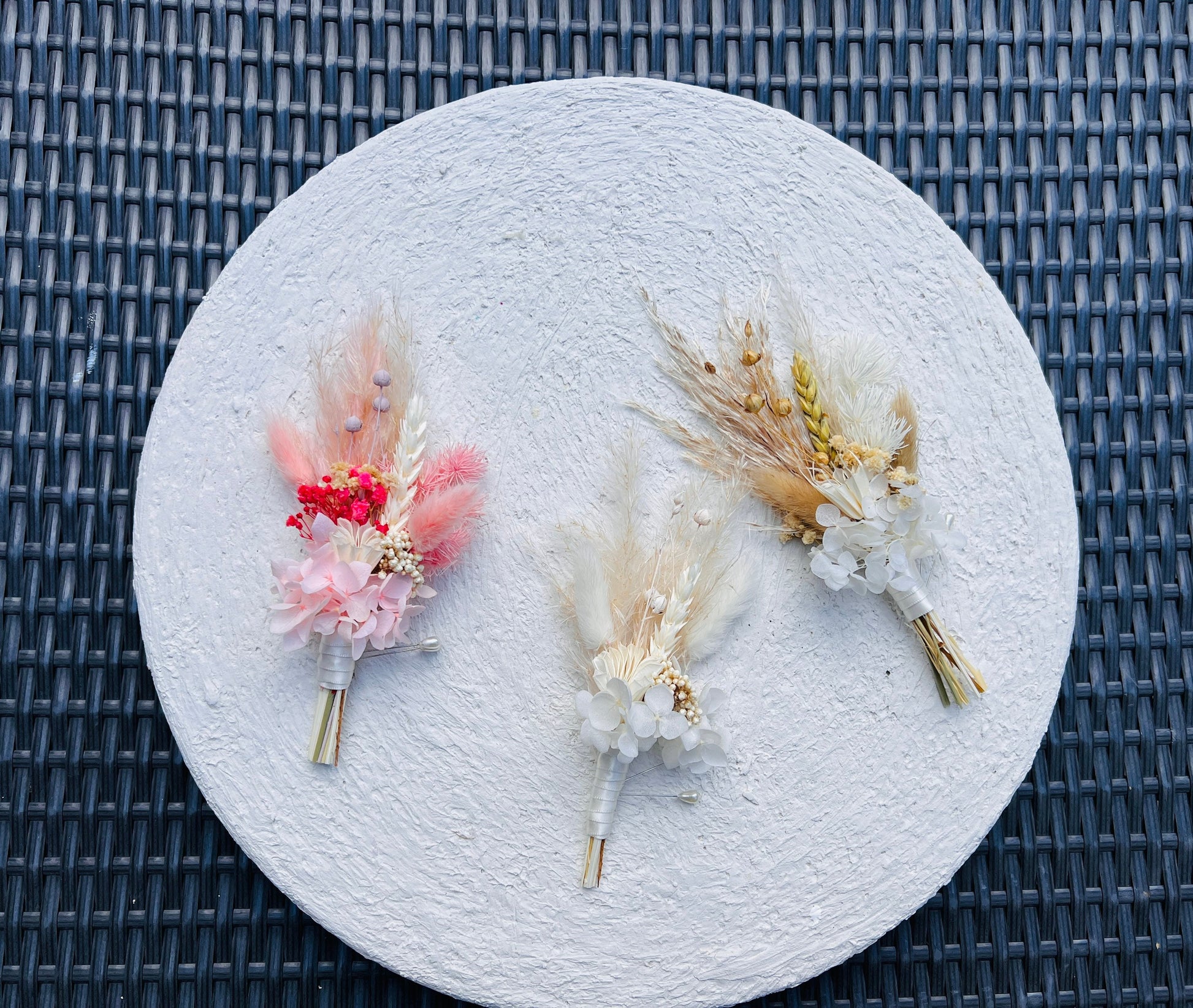Complete your wedding look with this beautiful boutonnière. With dried flowers for a timeless look, it's easy to pin it onto the groom's jacket or pocket and will stand out in all of your wedding photos.

 