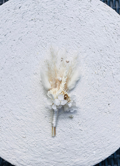 Complete your wedding look with this beautiful boutonnière. With dried flowers for a timeless look, it's easy to pin it onto the groom's jacket or pocket and will stand out in all of your wedding photos.

 
